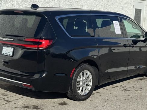 Used 2024 Chrysler Pacifica Touring-L image 7