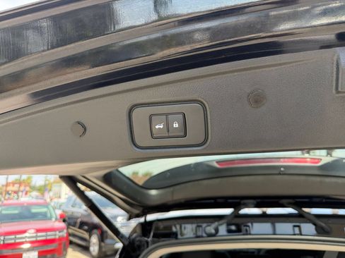 Used 2025 Nissan Pathfinder SV FWD image 23