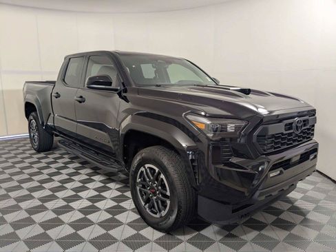 Used 2025 Toyota Tacoma TRD Sport AWD/4WD image 3
