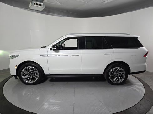 New 2026 Lincoln Navigator Premiere AWD/4WD image 8
