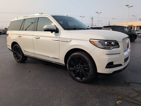 Used 2024 Lincoln Navigator Reserve AWD/4WD image 7
