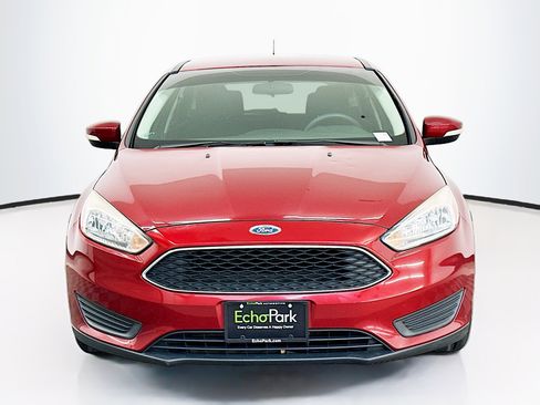 Used 2017 Ford Focus SE image 2