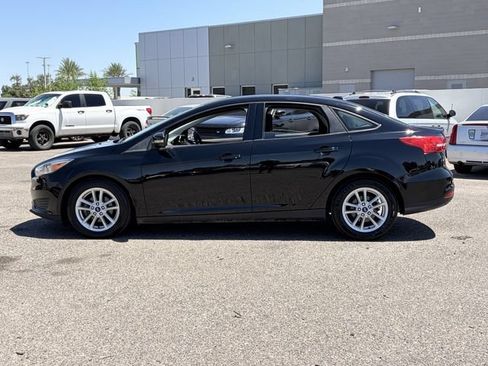 Used 2018 Ford Focus SE w/ Cold Weather Package FWD image 9