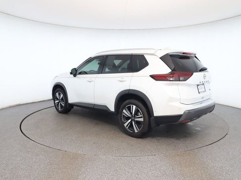 Used 2024 Nissan Rogue SL image 3