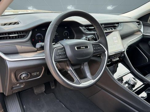 Used 2023 Jeep Grand Cherokee Limited w/ Luxury Tech Group II AWD/4WD image 4