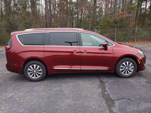 Used 2020 Chrysler Pacifica Touring-L Plus w/ Advanced Safetytec Group image 3