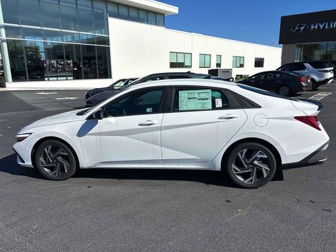 Used 2025 Hyundai Elantra SEL image 2