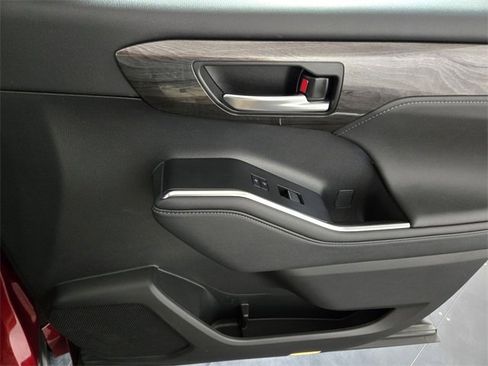 Used 2023 Toyota Highlander Platinum image 25