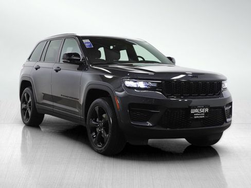 Used 2023 Jeep Grand Cherokee Altitude image 7