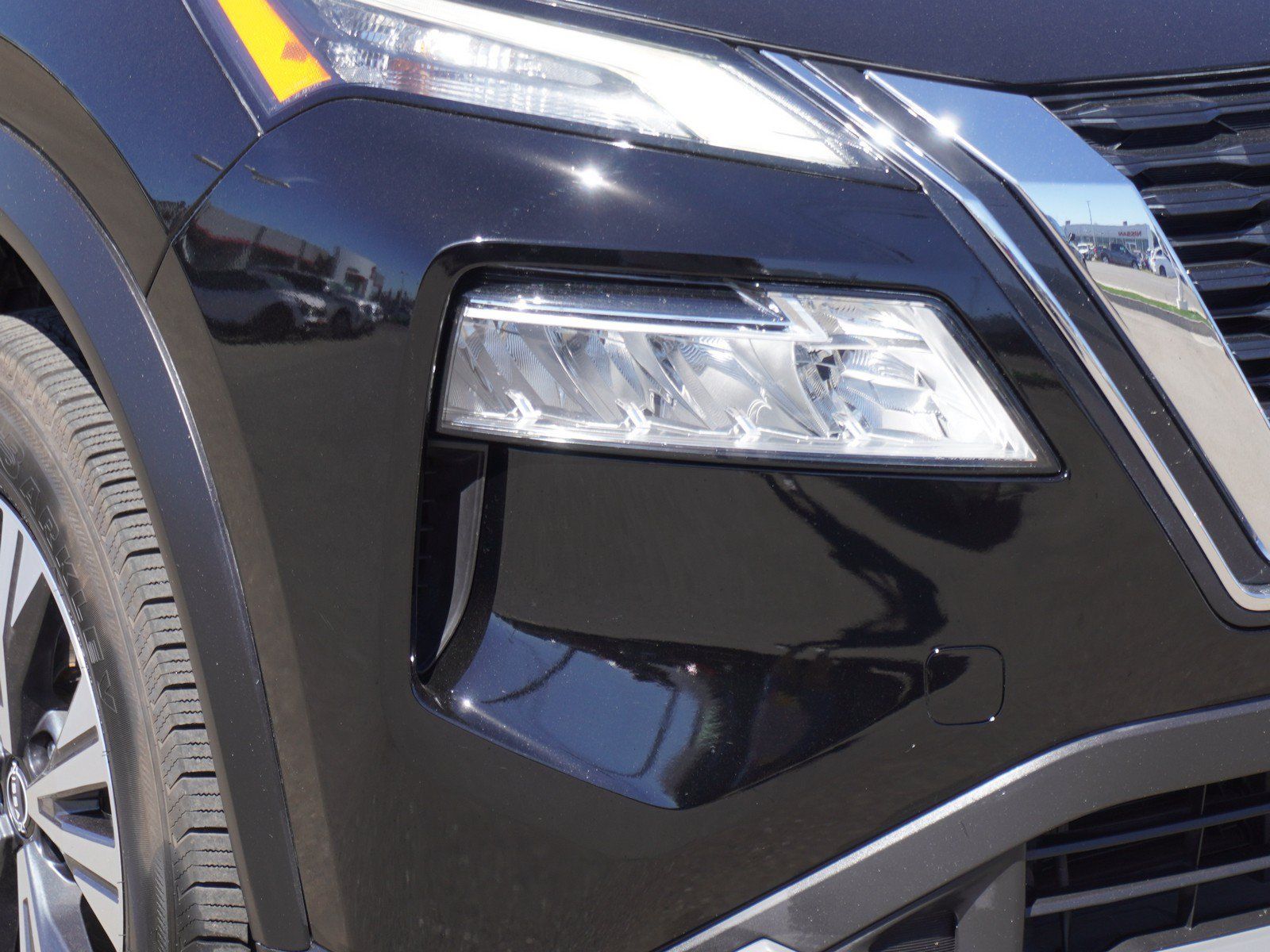 Used 2023 Nissan Rogue SV FWD image 3