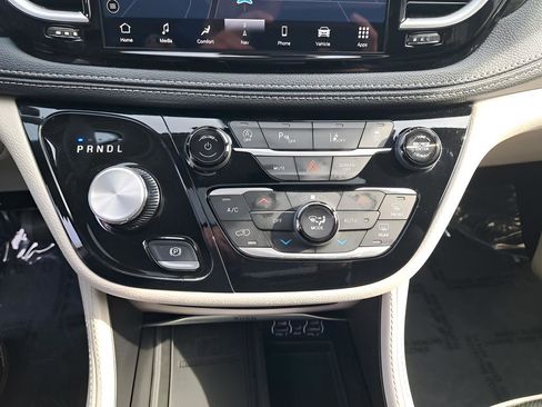 Used 2024 Chrysler Pacifica Limited FWD image 25