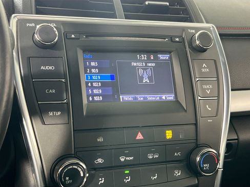 Used 2017 Toyota Camry SE image 13