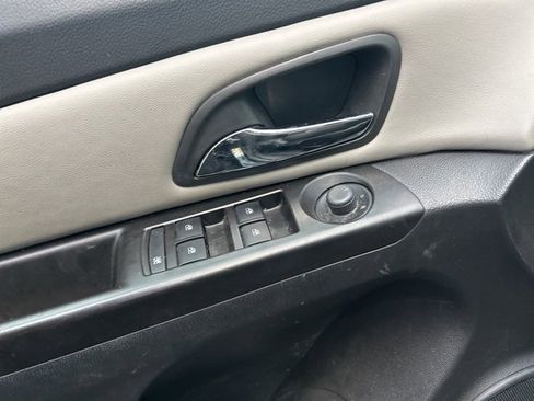 Used 2014 Chevrolet Cruze LS image 10