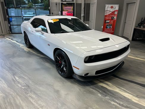 Used 2016 Dodge Challenger SRT w/ Technology Group RWD image 1