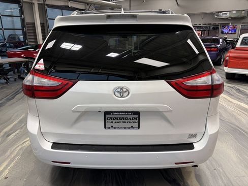 Used 2019 Toyota Sienna XLE image 35
