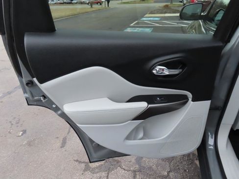 Used 2020 Jeep Cherokee Latitude Plus image 18