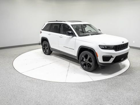 Used 2023 Jeep Grand Cherokee Limited w/ Black Appearance Package AWD/4WD image 30