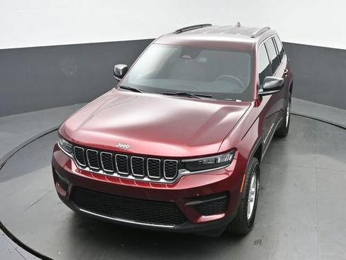 Used 2024 Jeep Grand Cherokee Laredo AWD/4WD image 36