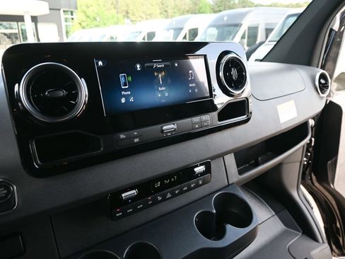 Used 2025 Mercedes-Benz Sprinter 2500 image 14
