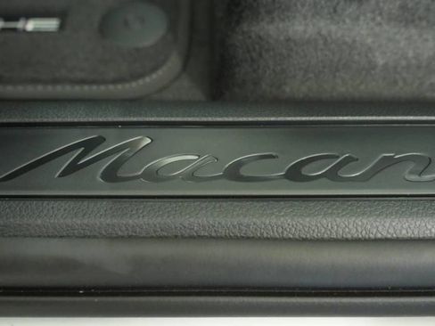Certified 2025 Porsche Macan AWD/4WD image 32