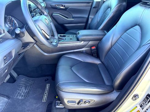 Used 2022 Toyota Highlander XLE image 12