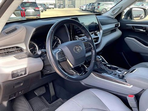 Used 2021 Toyota Highlander Platinum image 14