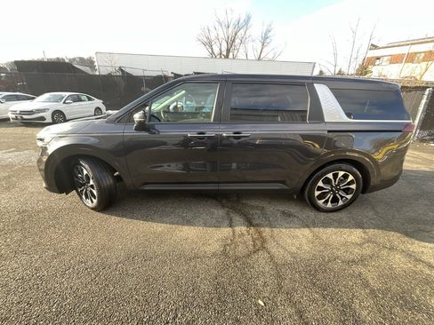 Used 2024 Kia Carnival EX image 3
