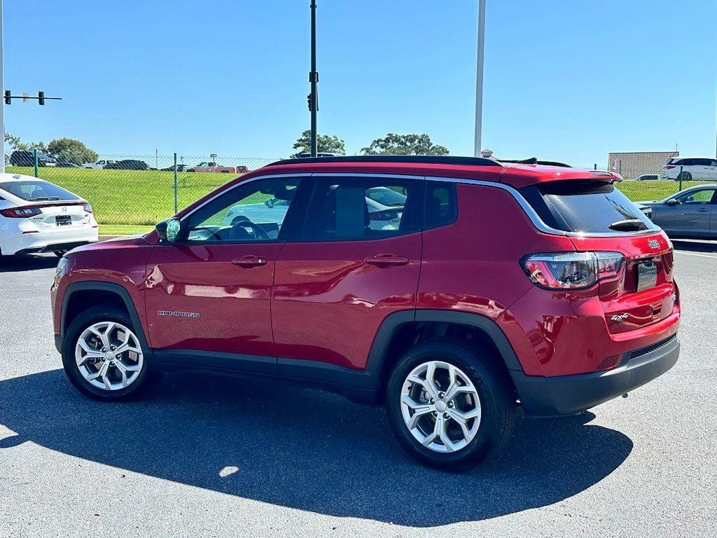 Used 2024 Jeep Compass Latitude AWD/4WD image 4