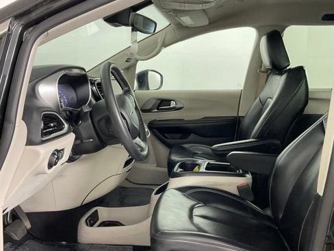 Used 2023 Chrysler Pacifica Touring-L FWD image 10