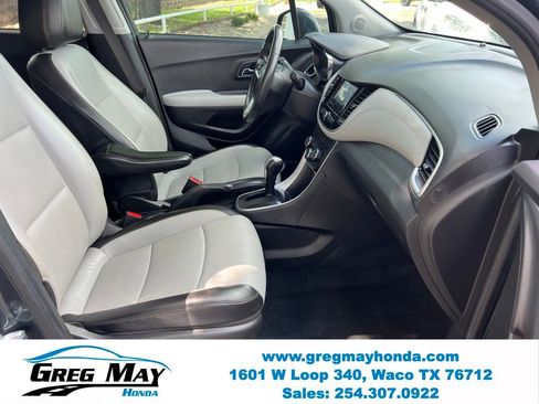 Used 2021 Chevrolet Trax LT w/ Premium Seat Package FWD image 12