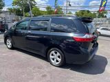 Used 2017 Toyota Sienna LE image 4