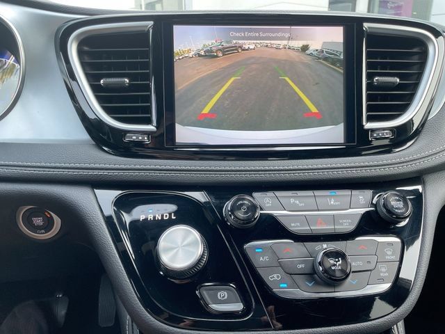Used 2026 Chrysler Pacifica Limited FWD image 23