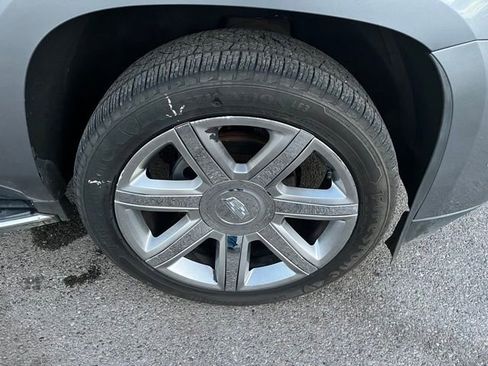Used 2019 Cadillac Escalade ESV Luxury AWD/4WD image 17