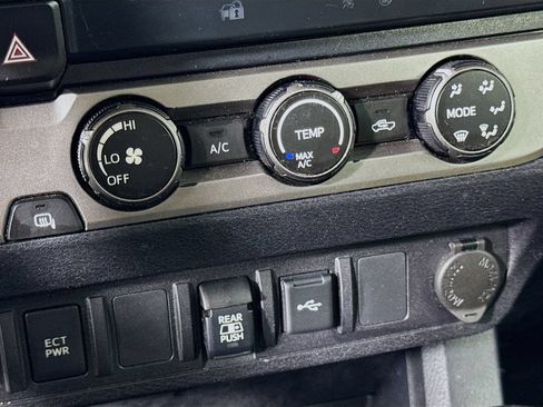 Used 2020 Toyota Tacoma SR5 RWD image 10