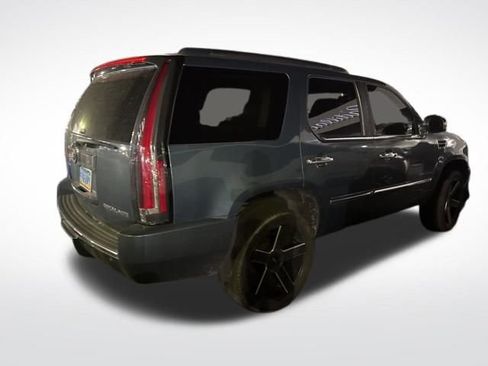 Used 2010 Cadillac Escalade Premium image 3