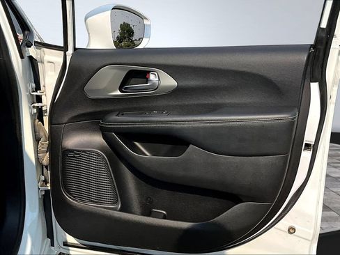 Used 2021 Chrysler Pacifica Limited w/ Uconnect Theater Family Group FWD image 29