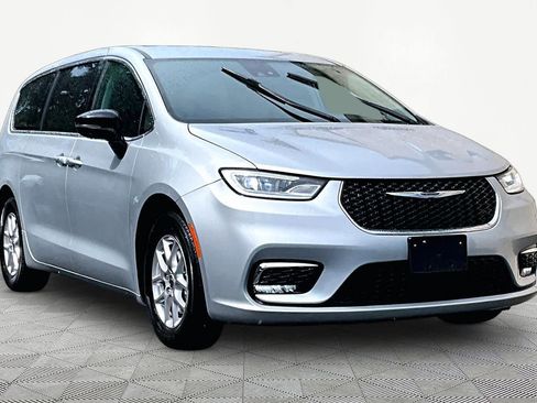 Used 2024 Chrysler Pacifica Touring-L FWD image 3