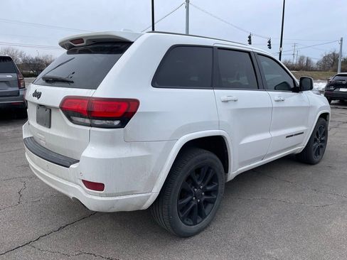 Used 2017 Jeep Grand Cherokee Altitude image 3
