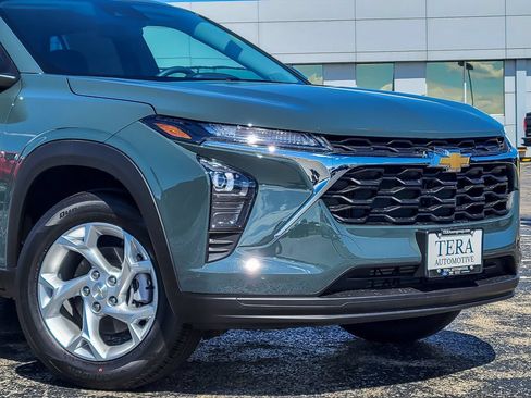 New 2026 Chevrolet Trax LS w/ LS Convenience Package FWD image 2