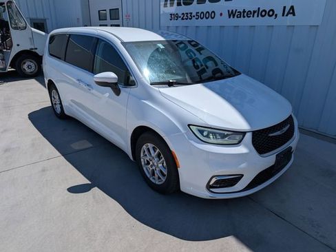 Used 2023 Chrysler Pacifica Touring-L FWD image 6