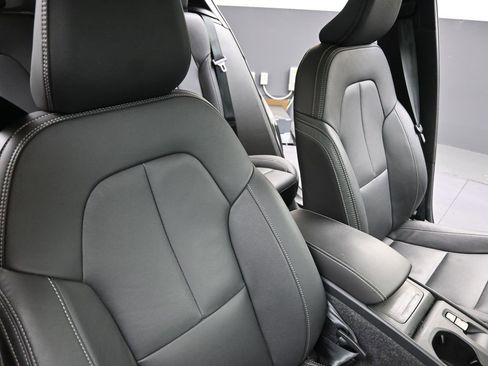 Certified 2025 Volvo XC40 B5 Core image 14