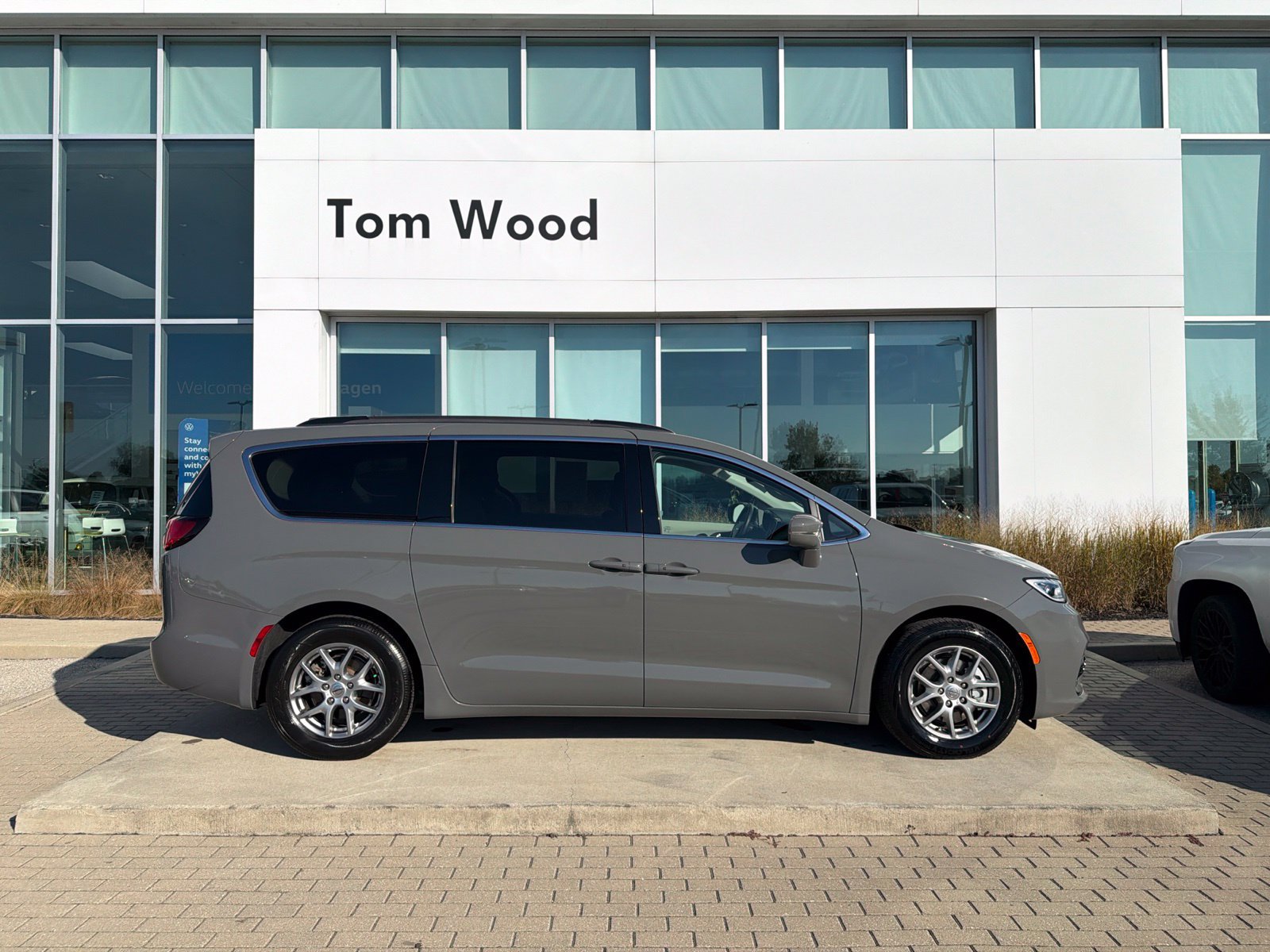 Used 2021 Chrysler Pacifica Touring w/ Cold Weather Group FWD image 12