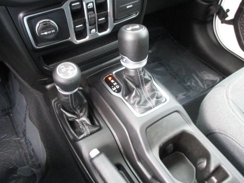 Used 2025 Jeep Wrangler Unlimited Sahara AWD/4WD image 30