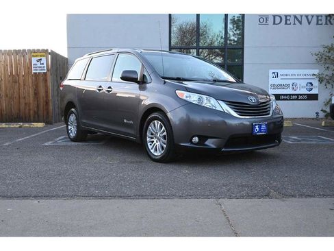 Used 2014 Toyota Sienna XLE image 3