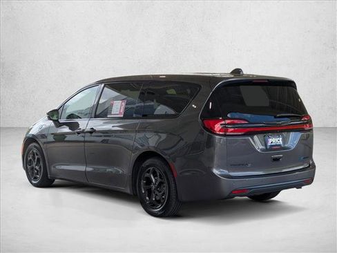 Used 2022 Chrysler Pacifica Limited w/ Uconnect Theater Family Group FWD image 8