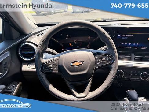 Used 2025 Chevrolet Trax LT FWD image 7