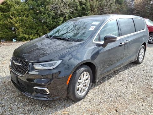 Used 2023 Chrysler Pacifica Touring-L image 3
