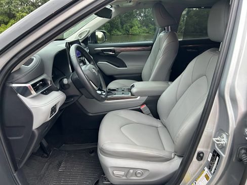 Used 2024 Toyota Highlander Limited FWD image 15
