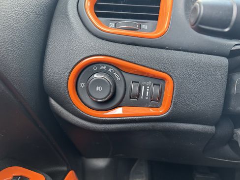 Used 2018 Jeep Renegade Latitude AWD/4WD image 21