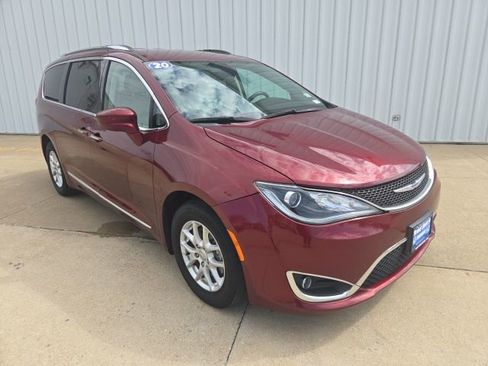 Used 2020 Chrysler Pacifica Touring-L FWD image 2